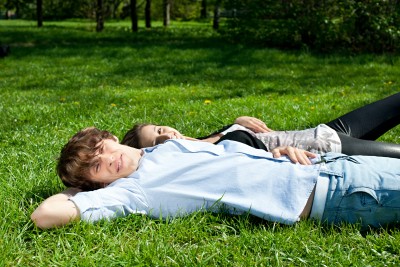 mladý pár leží v parku